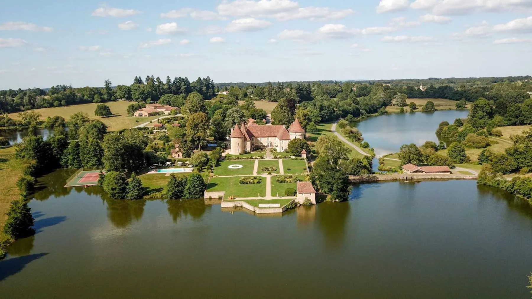 Vue aérienne du Domaine des Etangs, un château en Charente