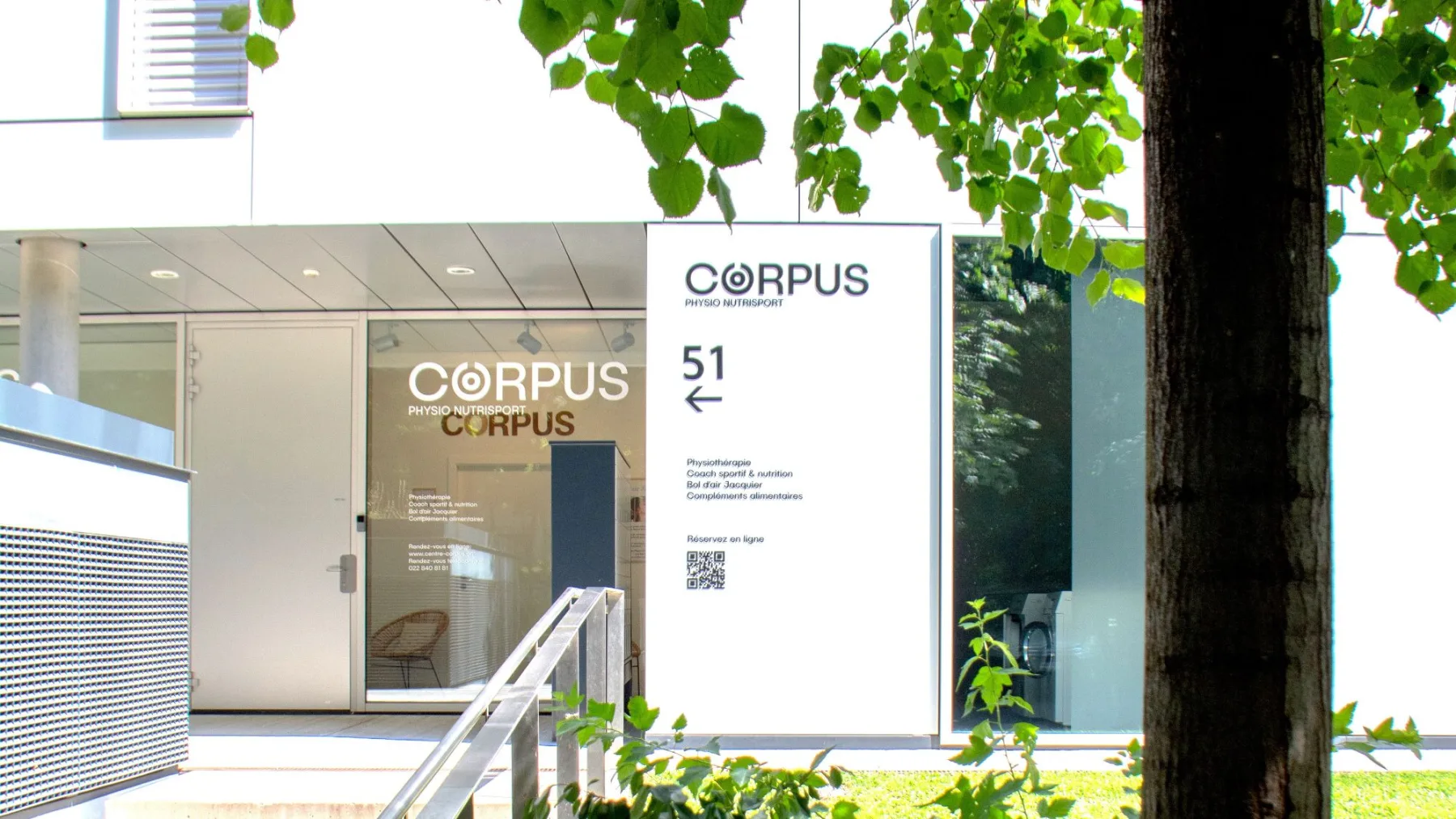 Entrée du centre Corpus et sa signalétique
