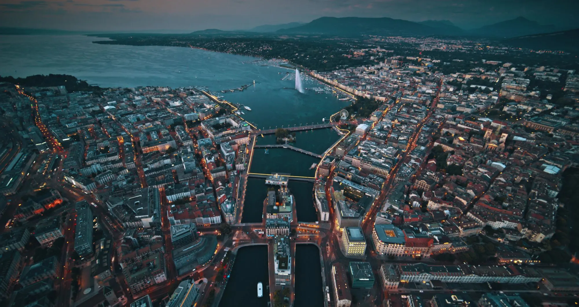 Genève au crépuscule, vue aérienne